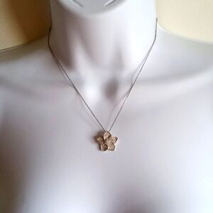 NWOT Flower necklace